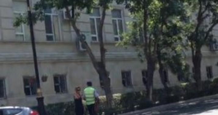 Yol polisi xanım sürücünü bir telefon zənginə buraxdı  - VİDEO