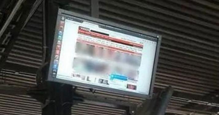 Dayanacaqdakı monitorda porno film