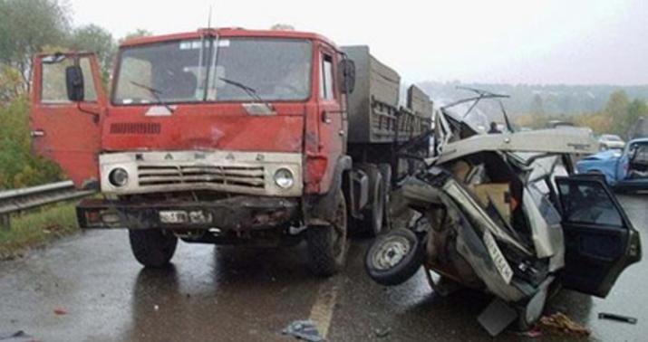 Tovuzda "KAMAZ” “Mercedes”lə toqquşdu: ölənlər var