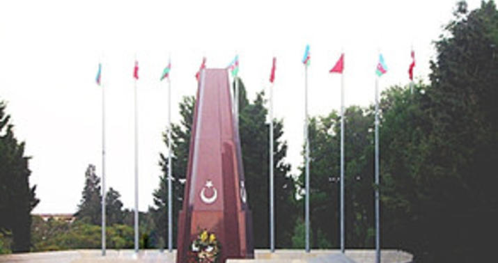 Zəfər günü münasibəti ilə Bakıdakı Türk şəhidliyi abidəsi ziyarət olunub