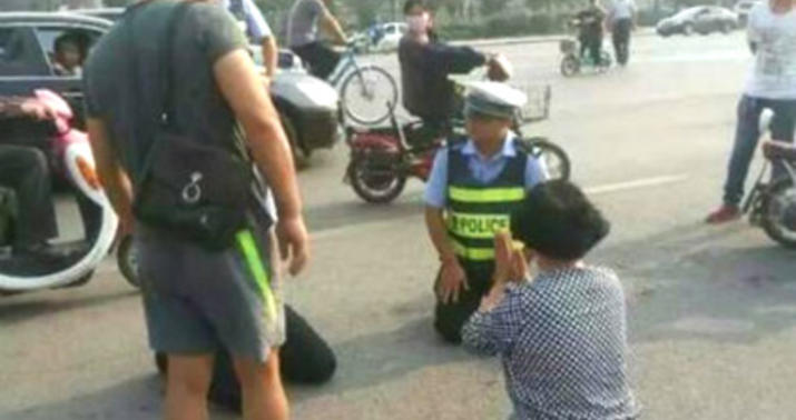 Sürücü yol polisini diz çökdürdü – FOTO