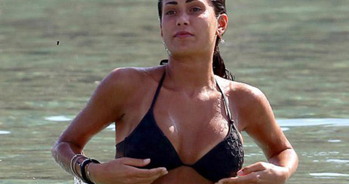 Futbolçunun sevgilisi çimərlikdə - FOTO