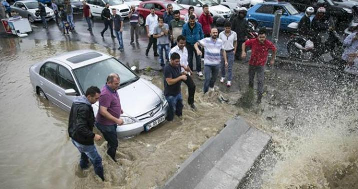 İstanbul su altında qaldı - FOTO