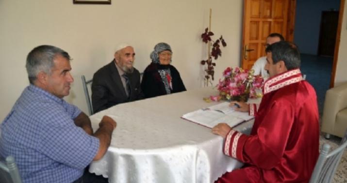 77 il sonra sevdiyi qadınla evləndi