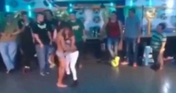 Gecə klubunda 1 bokal pivəyə seks - VİDEO/FOTO/18+